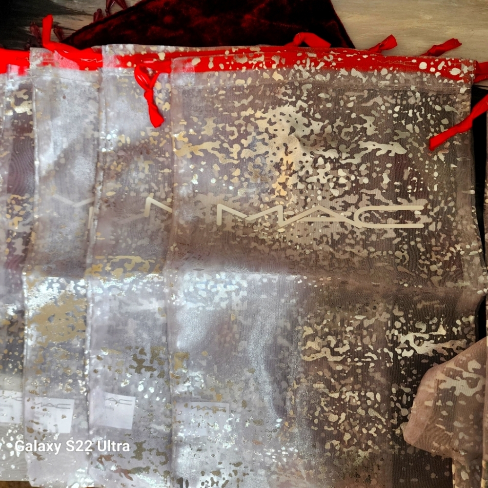 MAC Red and Silver drawstring Gift Bags 4 for 20$ NEW
